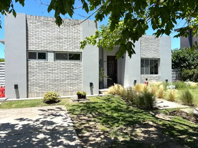 Venta casa al lago · 3 dormitorios · Pileta y parrilla · Cantón Islas